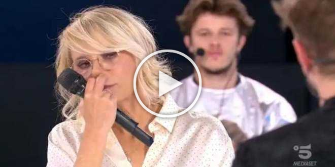 Commozione ad Amici 19, anche Maria De Filippi scoppia a piangere