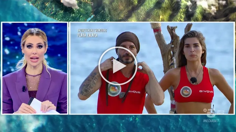 Isola dei Famosi 2022, tra una coppia scoppia la passione