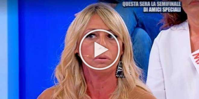 Uomini e Donne, dama del trono over truffata da uno dei cavalieri: “Delinquente!”