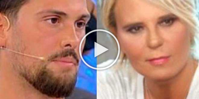 Maria De Filippi caccia in malo modo un corteggiatore: lui si sfoga