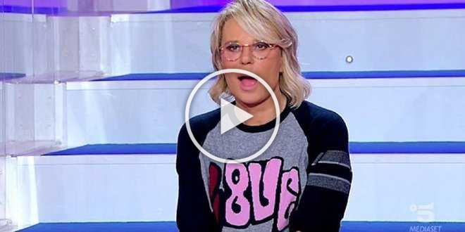 Uomini e Donne, Maria De Filippi rivela perché conduce seduta sui gradini