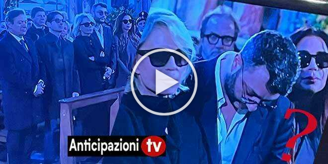 Chi era la donna seduta accanto a Gabriele e Maria De Filippi ai funerali di Maurizio Costanzo?