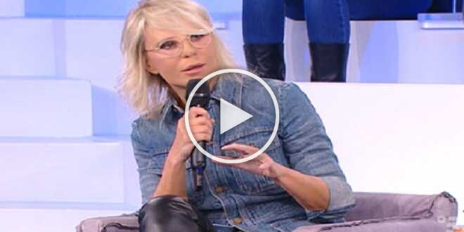 Amici, ex allievo critica l’autotune ma viene insultato: “Non sai cantare”