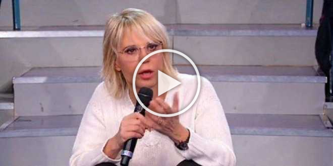 Uomini e Donne, storica ex dama se la prende con Maria De Filippi: “É fredda, finge”