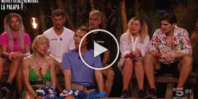 Isola dei Famosi, ex naufraga smaschera gli autori: “Ci spingevano a litigare”