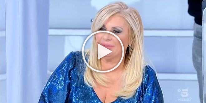 Uomini e Donne, ex tronista contro Tina Cipollari: “Meriteresti tanti calci in cu*o!”