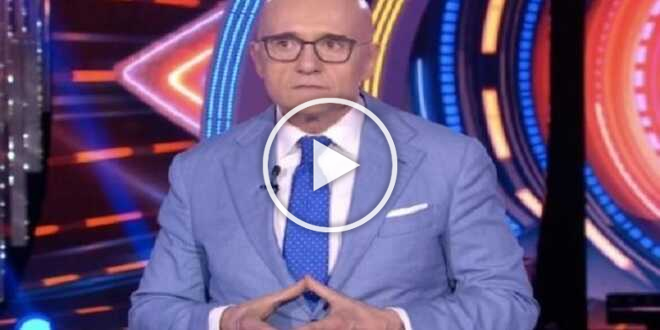 Grande Fratello, ex vippona insorge contro Alfonso Signorini: “Mai più sentito, ecco cosa fa”