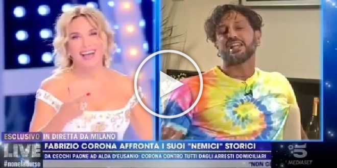 Fabrizio Corona ci prova in diretta con Barbara d’Urso: la reazione della conduttrice