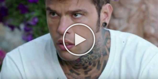 Fedez denunciato per diffamazione: la sua canzone finisce nella bufera