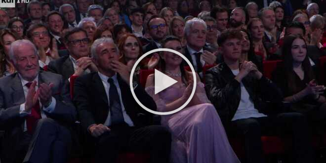 Festival di Sanremo, il figlio di Amadeus è fidanzato? Ecco chi sarebbe la ragazza seduta vicino a lui in platea