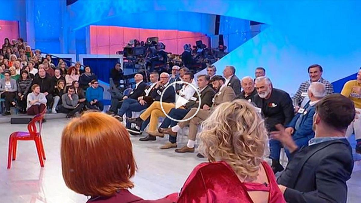 Uomini e Donne, furiosa lite tra un’ex coppia del trono over: censurati insulti come “Zingara” e “Maledetta”