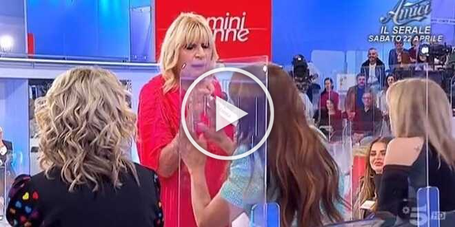 Uomini e Donne, Gemma contro Paola: “Dietro le quinte è successo di tutto”