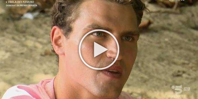 Isola dei Famosi, Gennaro si abbassa il costume: il gesto davanti a due naufraghe