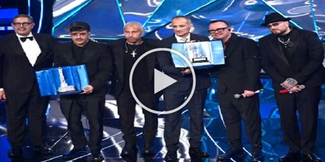 Sanremo 2024, Geolier vince la serata cover: l’Ariston fischia e il web insulta Napoli
