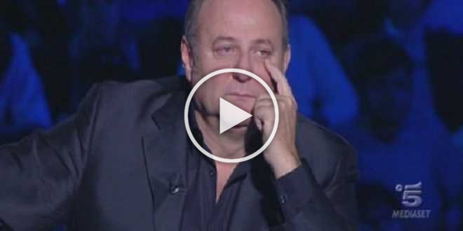 Gerry Scotti, il regalo che commuove: “Ecco cosa farà ai colleghi di Caduta Libera”