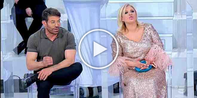 Uomini e Donne, Gianni sbotta contro Tina: l’intervento di Maria De Filippi