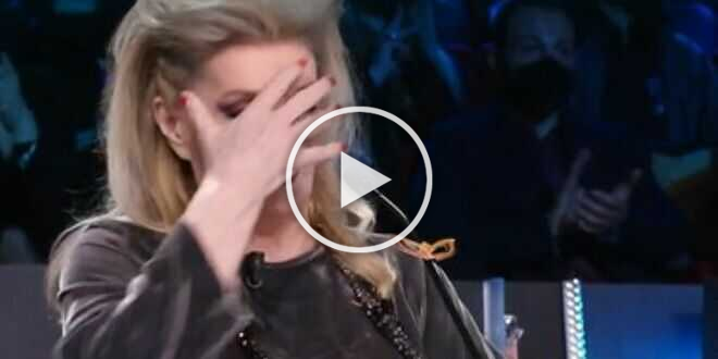 Il Cantante mascherato, incredibile gaffe di Iva Zanicchi su Amici 22