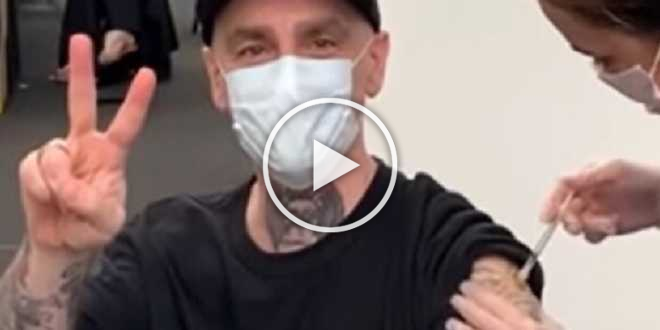 J-Ax scatena la bufera: “Se sei mio fan ma no-vax, vattene!”
