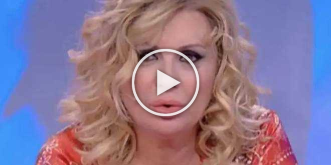 News Uomini e Donne, la rabbia di Tina Cipollari: “Maniaci, truffatori!”