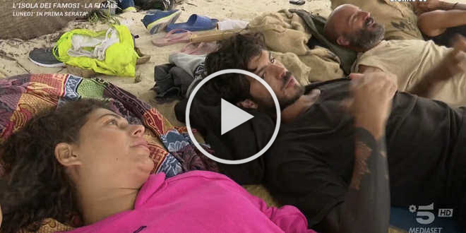 Isola dei Famosi, Luca Daffre prende in giro Maria Laura: “Mi vedrà solo nei sogni”