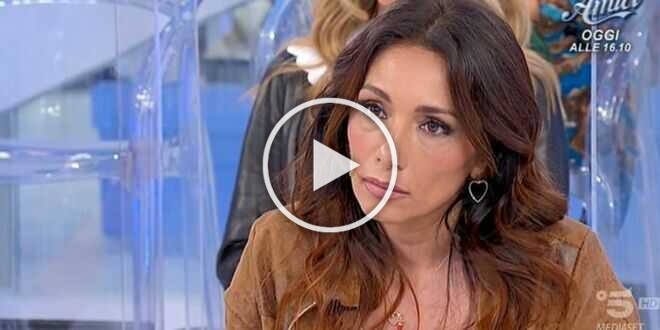 Uomini e donne, Maria De Filippi a Desdemona: “sarebbe meglio se lasci lo studio”