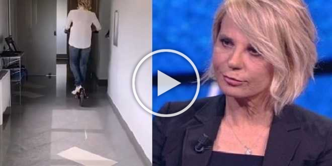 Maria De Filippi: boom di acquisti dopo il suo video in monopattino