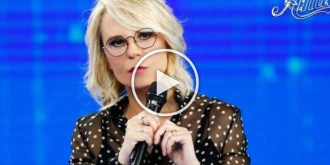 Perché Maria De Filippi conduce con una caramella in bocca? Il vero motivo