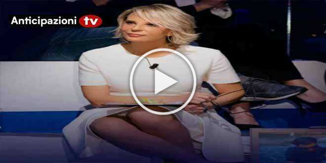 Maria De FIlippi e i suoi outfit da paura: dalla tuta sportiva a vestito con i tacchi a spillo