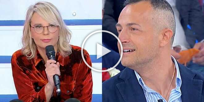 Uomini e Donne, Maria De Filippi sbeffeggia Riccardo Guarnieri: il siparietto