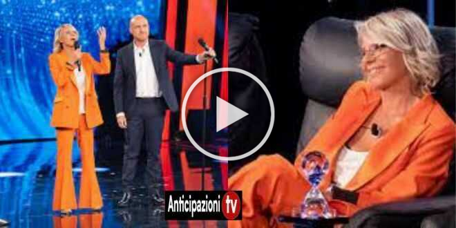 Maria De Filippi sfoggia un nuovo outfit a Tu si Que Vales