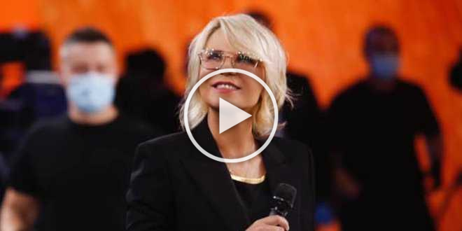 Maria De Filippi rimanda le ferie e torna al lavoro: ecco perché