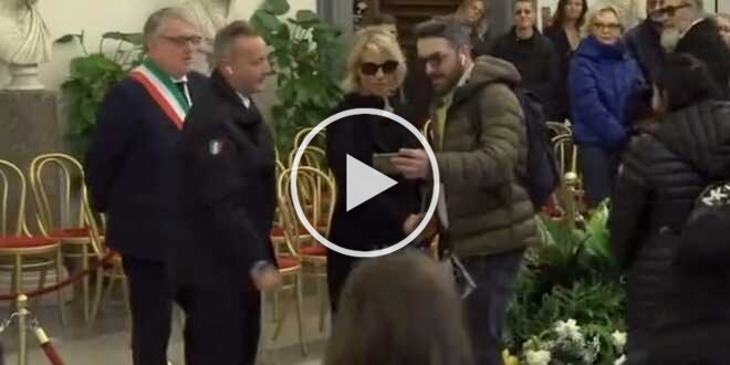 Morte Costanzo, nei guai l’autore del selfie con la De Filippi: perseguitato e costretto a sparire
