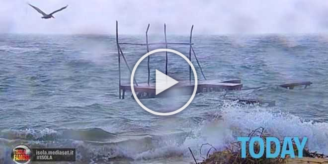 Isola dei Famosi, naufraghi terrorizzati: “La spiaggia inghiottita dal mare in tempesta”