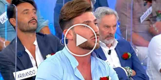 Uomini e Donne, Nicola Vivarelli in vacanza in dolce compagnia: dov’è la fidanzata?