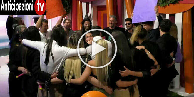 GF Vip 7, Nicole Murgia riceve un appassionato bacio per il suo compleanno