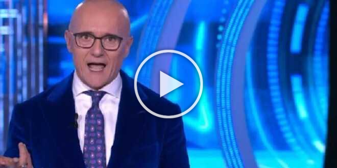 Grande Fratello, noto attore dice “no” a Signorini: “Mi godo mio figlio”