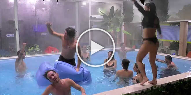 Notte di baldoria al GF Vip, scatta un bacio appassionato tra due vippone