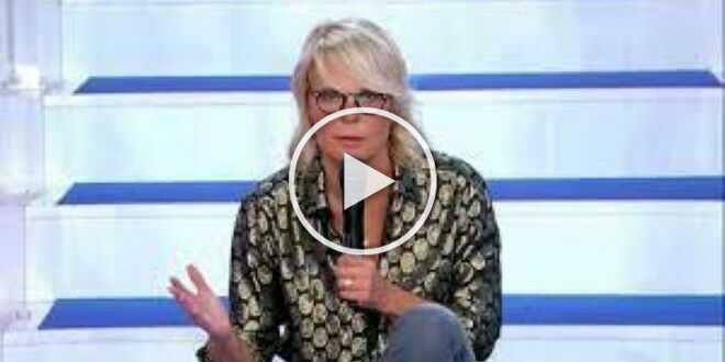 Uomini e donne anticipazioni: nuova tegola per Maria De Filippi, fuori altri dal trono over?