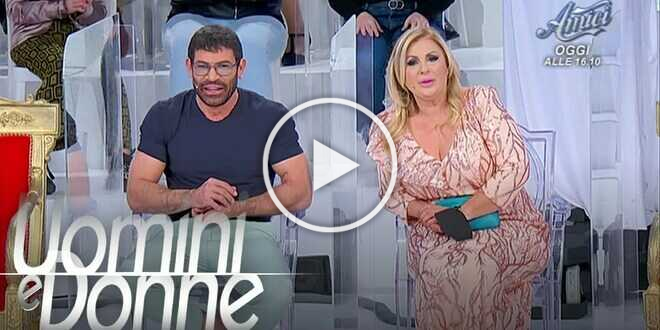 Anticipazioni 21/4/23, oggi Uomini e Donne non va in onda: cosa vedremo al suo posto