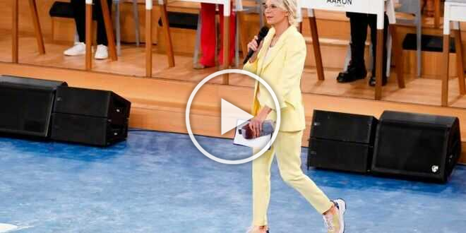 Outfit di lusso per Maria De Filippi, la regina della televisione italiana con uno stile unico
