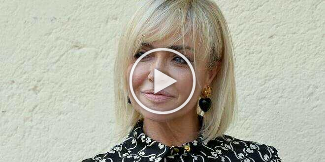 Paola Barale a sorpresa annuncia il suo libro, rivela di aver abortito e chi era il padre