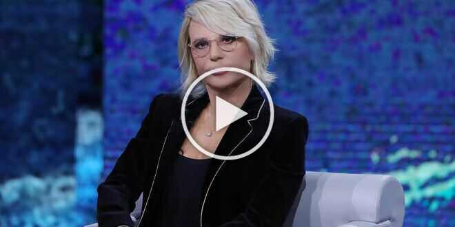 Perché Maria De Filippi mangia sempre caramelle in televisione?