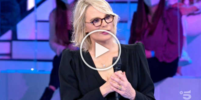 Uomini e Donne, chi è stato il primo amore di Maria De Filippi? “Fidanzati sette anni”