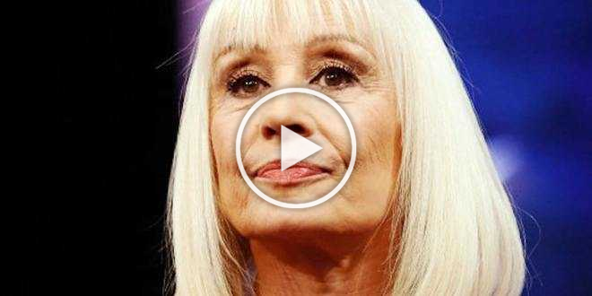 Raffaella Carrà funerale, le lacrime di Sergio Japino e il canto dei fans