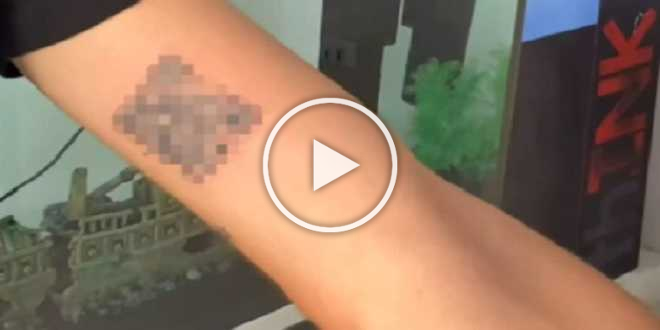 Un ragazzo si tatua il Green Pass, alcuni vip concordano: “Ha fatto bene”