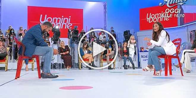 Uomini e Donne, registrazione 17 ottobre 2021: Gemma contro tutti, il bacio di Roberta