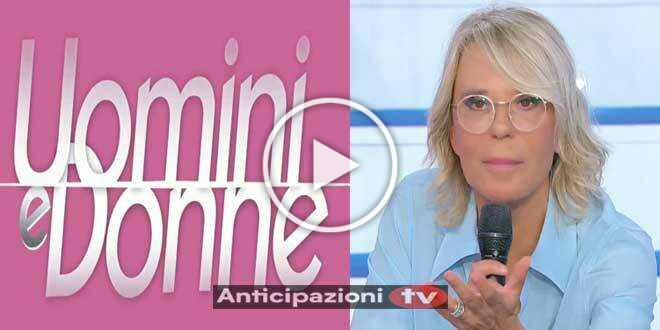 Anticipazioni Uomini e Donne, due corteggiatrici abbandonano il programma: tronista le rincorre