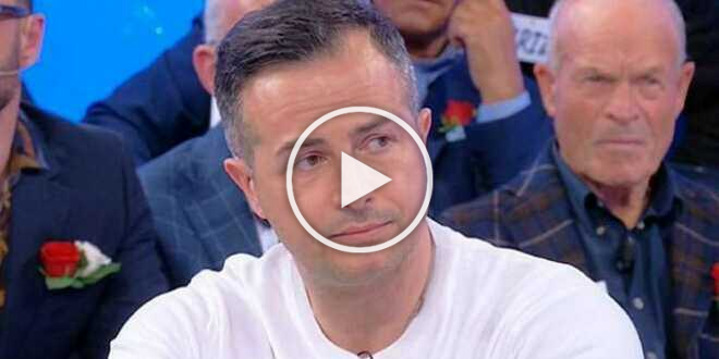 Uomini e Donne, Riccardo Guarnieri aggredisce un corteggiatore di Ida: panico in studio