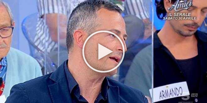 Uomini e Donne, Riccardo Guarnieri in atteggiamenti intimi con una donna