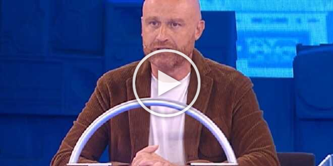Serale di Amici 22, mistero su Rudy Zerbi: zero inquadrature e dura lite prima della finale?